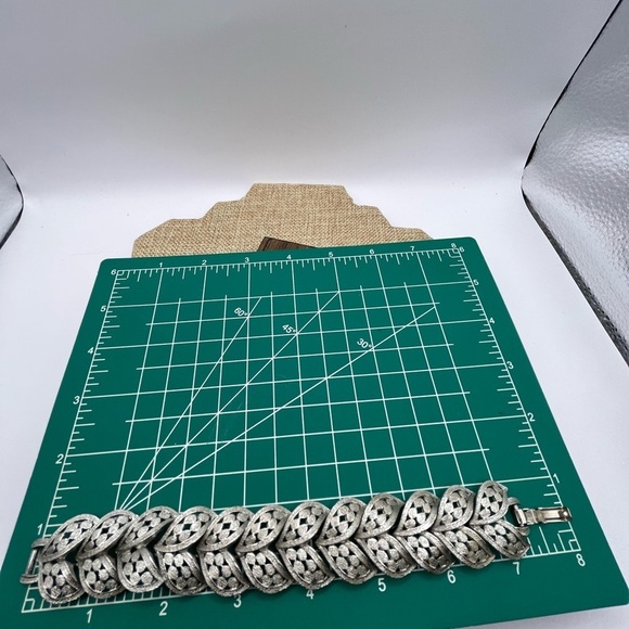 Silver Articulated Leaf Pattern Bracelet Signed Judy Lee fold over clasp closure - Picture 12 of 12